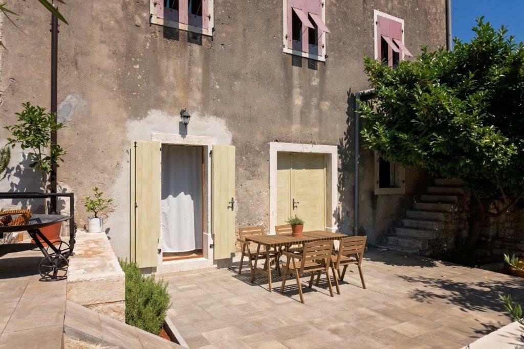 Old Town Studio And Apartment Vrsar Exterior photo